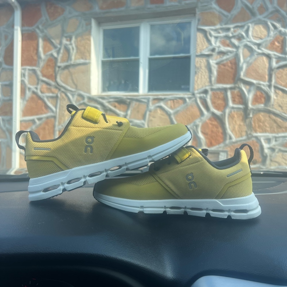 ON Cloudflow shoes. Kids size 2.5